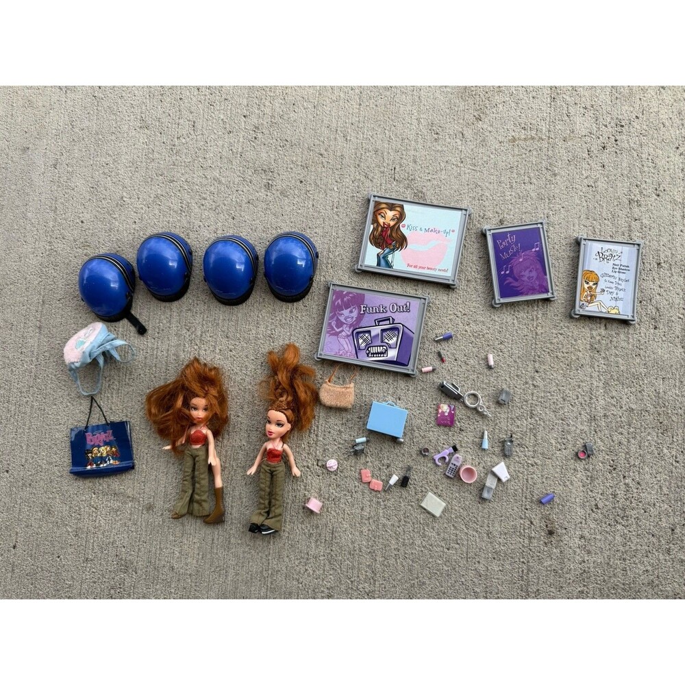 2 mini bratz dolls lot And Bratz Accessories On Leg Broken 4.5 Inches
